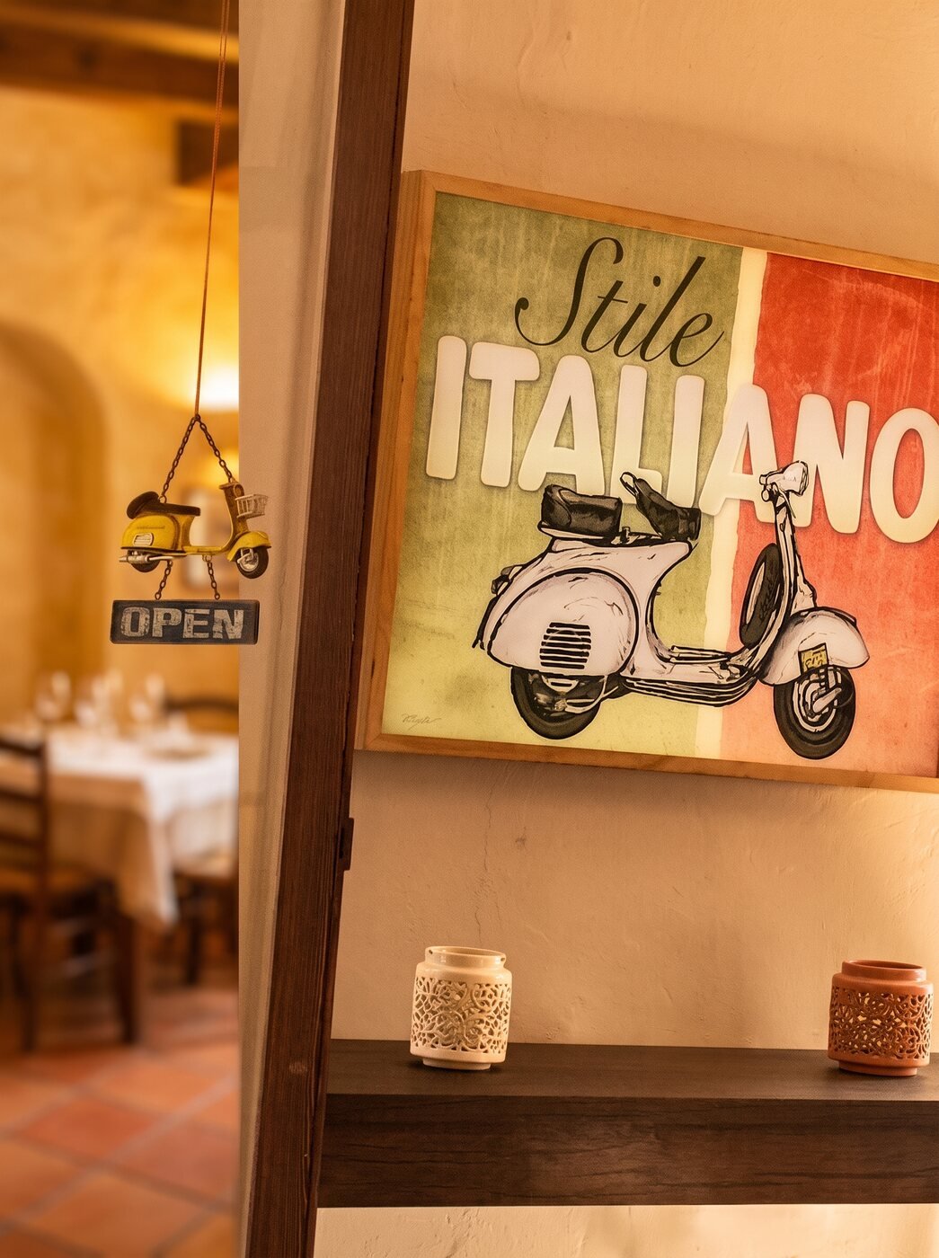 Schild Stile Italiano im Inneren des Lokals