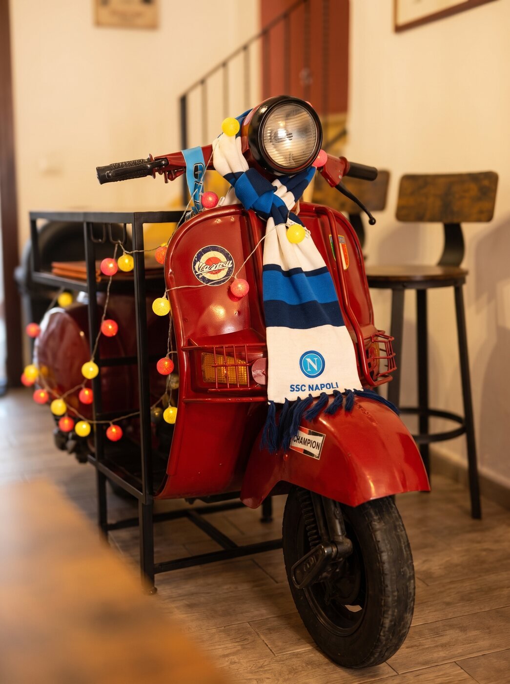 Rote Deko-Vespa des Restaurants